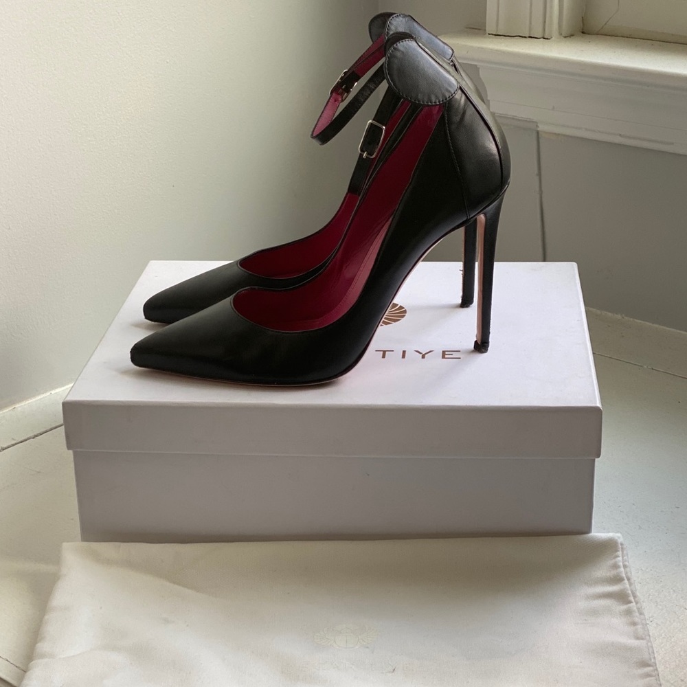 Oscar Tiye “Minnie” pumps